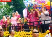 Gaya Selvi Ananda Dampingi Iriana Jokowi Naik Kendaraan Pawai, Anggun dengan Kebaya Pink dan Kain Jarik