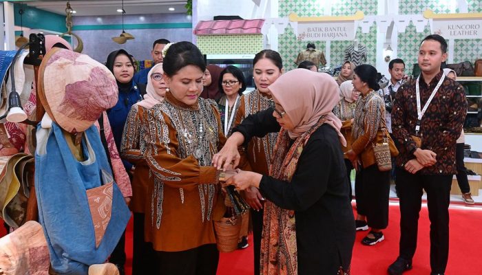 Kunjungi Dekranas Expo 2024, Ibu Negara Iriana Jokowi Belanja Batik dan Gelang di UMKM Binaan Pertamina