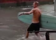 Viral Video Turis Asing Berselancar di Genangan Banjir Jalan Pantai Kuta Bali
