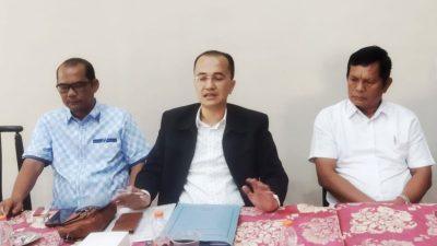 Anggota DPRD Kota Medan, Antonius Devolis Tumanggor bersama kuasa hukum Fernando Raja Sipahutar.