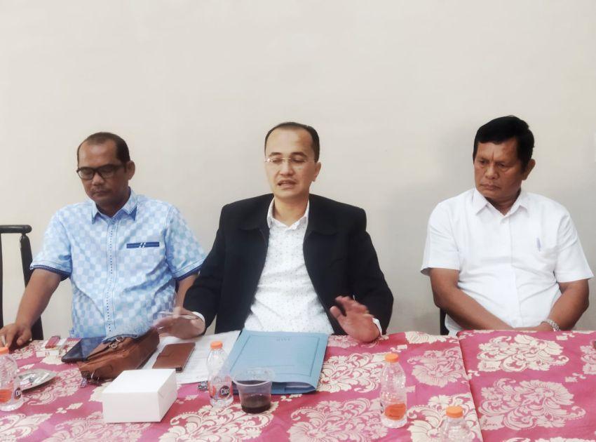 Anggota DPRD Kota Medan, Antonius Devolis Tumanggor bersama kuasa hukum Fernando Raja Sipahutar.