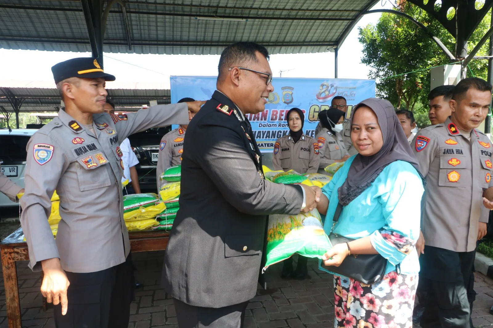 Hari Bhayangkara Ke-80, Polda Sumut Salurkan Bantuan Beras Untuk Penggali Kubur, Bilal Mayit hingga Tukang Becak